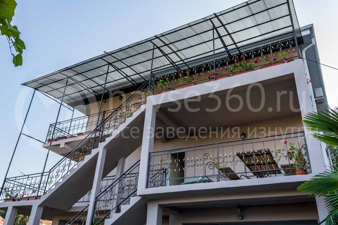 Фасад гостиницы "У Артура" в Сочи 3