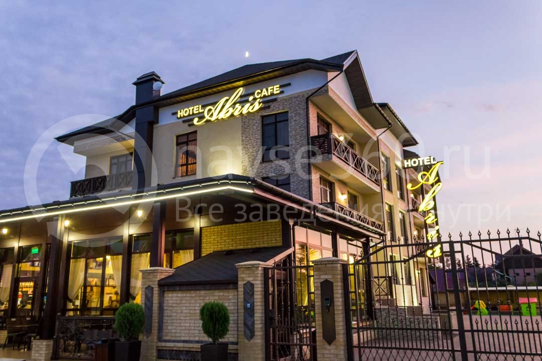 Фасад в гостинице Абрис в Сочи