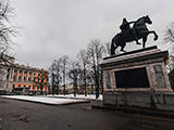 Монумент Петру l, Михайловский замок