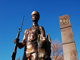 Памятник пограничнику с собакой